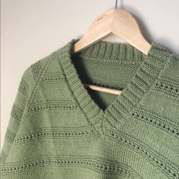✿ Green Knit V-Neck Sweater Size M - Picture 2 of 4